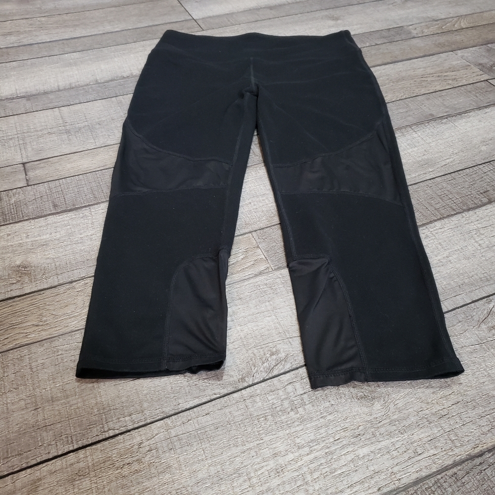 Fabletics Cropped Capris Athletic Yoga Leggings - image 2